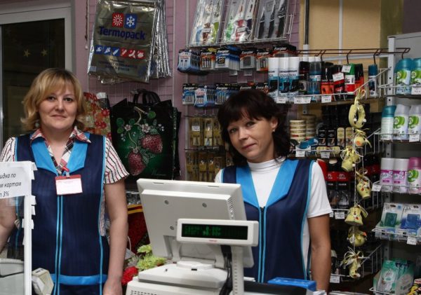 Рабочие из Украины “выходят к людям”. Все больше украинцев  работают в магазинах, ресторанах и отелях