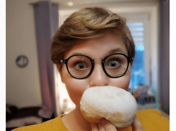 Поляки стоят в очереди, фотографируются, едят и шутят о пончиках. Как в Польше проходит Толстый четверг