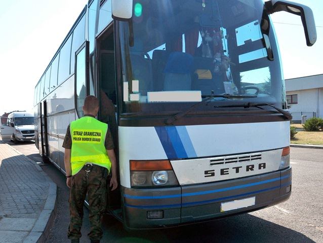 “Сo k…wa zarty sobie robisz”. Польская пограничница оскорбила украинцев на пункте пропуска в Медыке