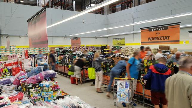 В Познани открылась первая Biedronka, где продаются промтовары со скидками