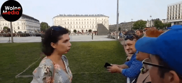Заткнись, глупая баба! Чиновница ударила человека во время антипрезидентской акции
