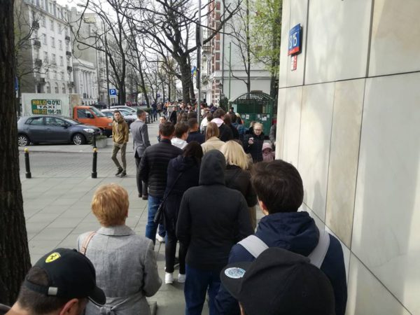 В Варшаве украинцы стоят в очереди, чтобы проголосовать. Фото