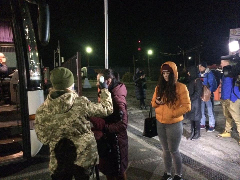 Через пункти пропуску у Львівський області з Польщі повернулося майже 2,5 тисячі українців