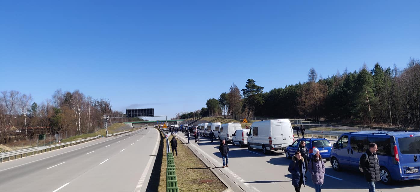 Польща відпускає українців додому: забиті автобуси із заробітчанами на Рава-Руська проходять майже без перевірок