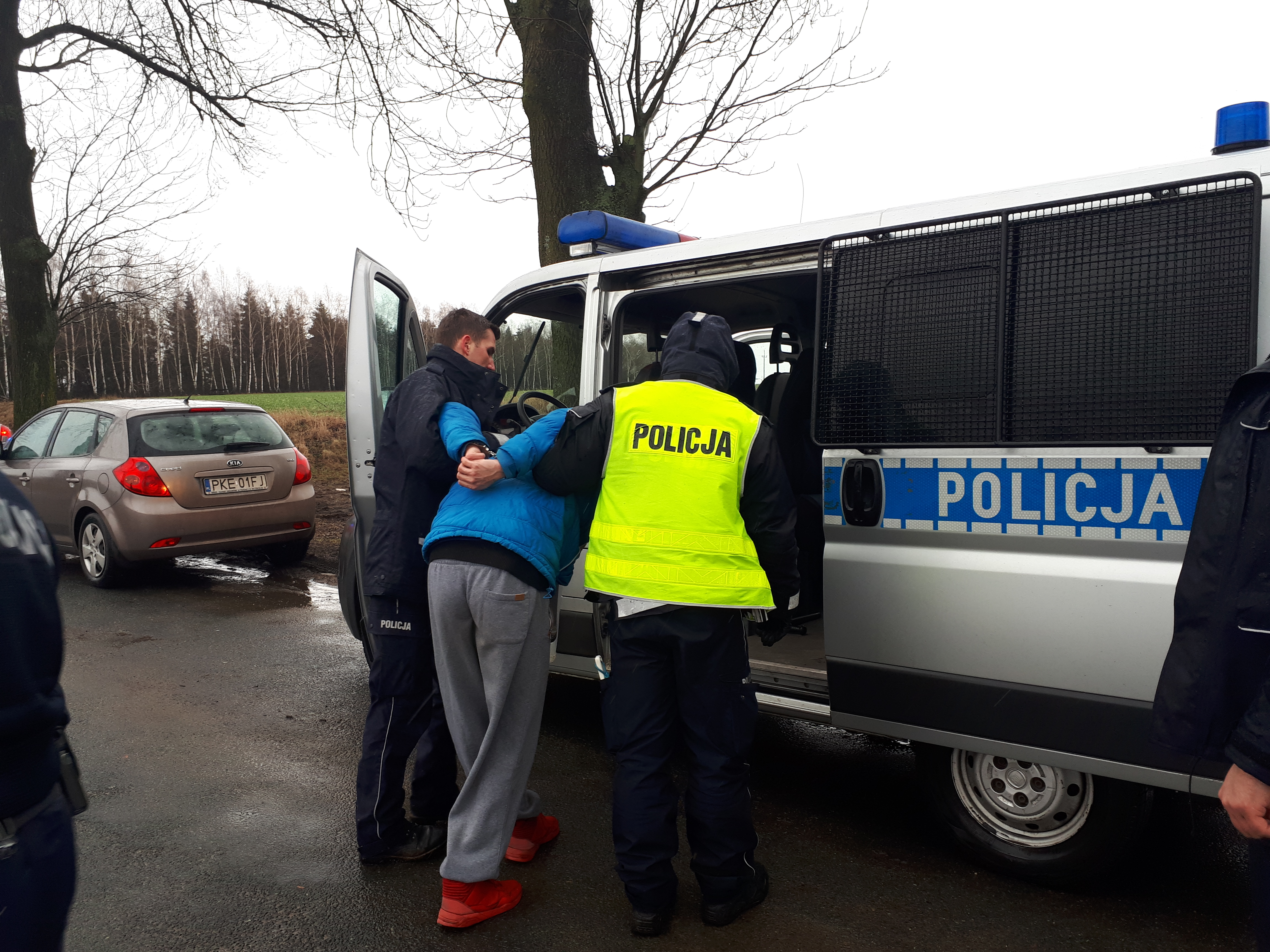 П’яний українець їздив газоном під відділком поліції в Кемпно