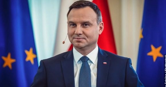 Анджей Дуда та канцелярія Президента зняли відео з нагоди жіночого дня. Президент особливо звернувся до жінок, безпосередньо залучених до боротьби з пандемією. У цей важкий час ми як ніколи усвідомлюємо велику роль жінок у всіх сферах нашого життя “, – підкреслив Анджей Дуда.