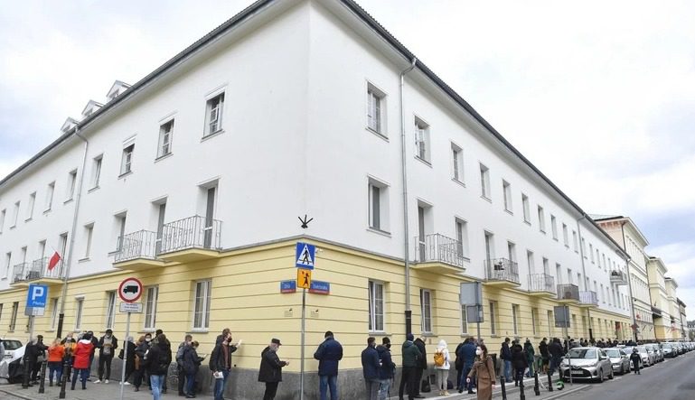 Акція “Вакцинуйся на маевку” у Польщі: в усіх воєводствах стояли черги  на щеплення від COVID-19