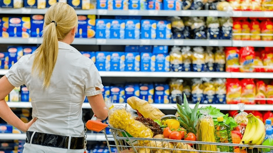У Польщі продукти вдвічі дешевші, ніж в Україні, а середня зарплата втричі вища — ЗМІ
