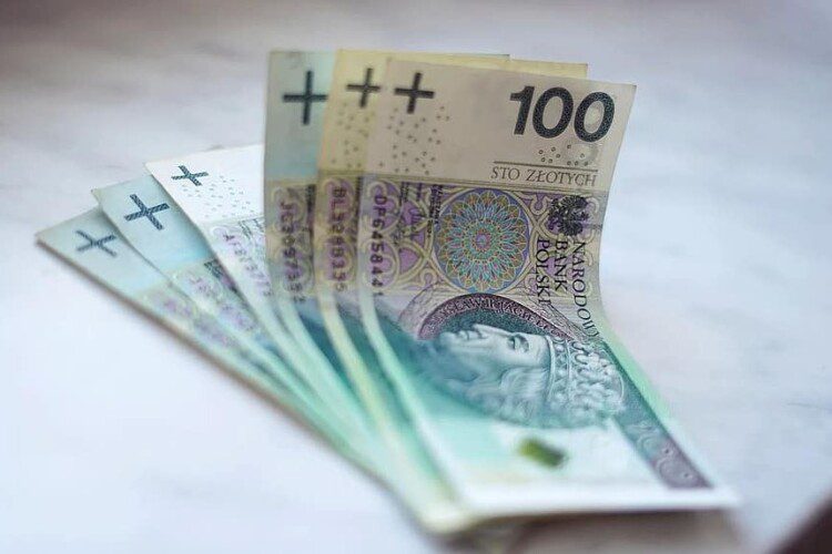 Польща планує підвищення мінімальної зарплати з 2022 року