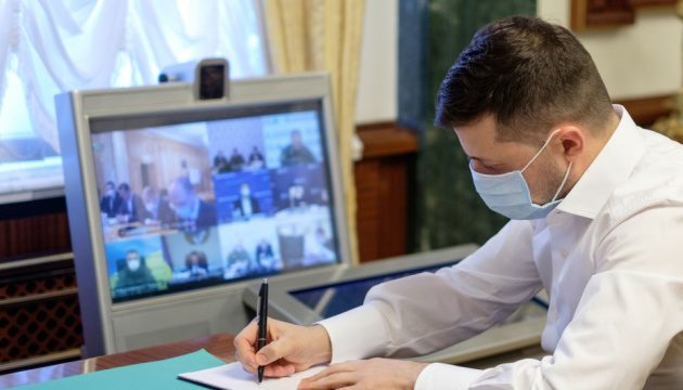 Деякі  верстви українців не платитимуть консульський збір з 2022