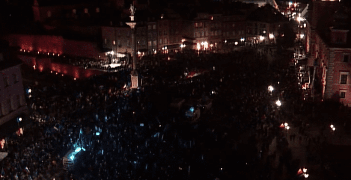 Маніфестація у Варшаві. За даними мерії, в акції протесту беруть участь до 100 тисяч людей