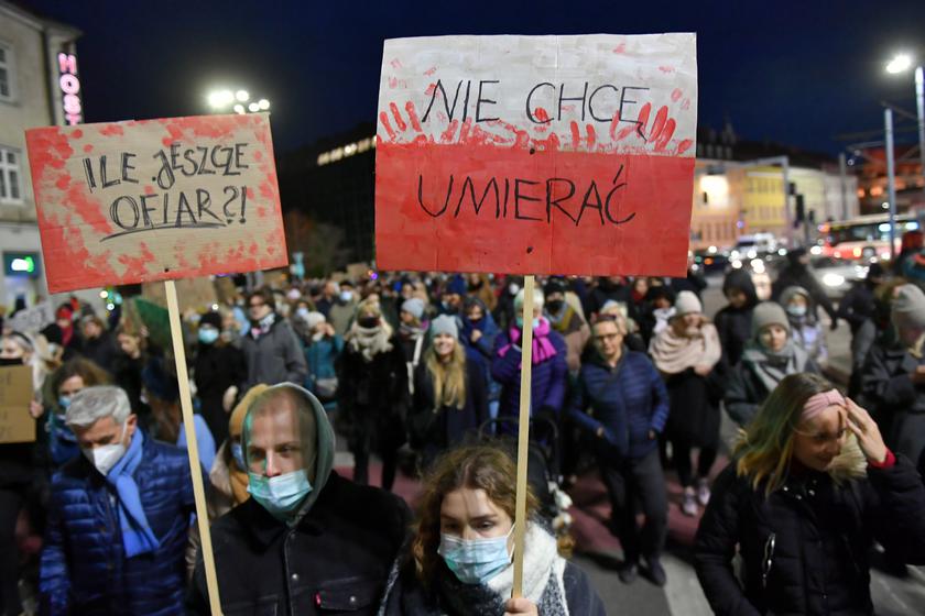 Марш «Більш жодної» у Варшаві та інших містах. Смерть жінкі сколихнула громадськість