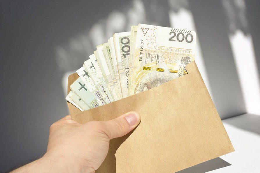 У Польщі штраф за зарплату в «конверті» платитиме роботодавець