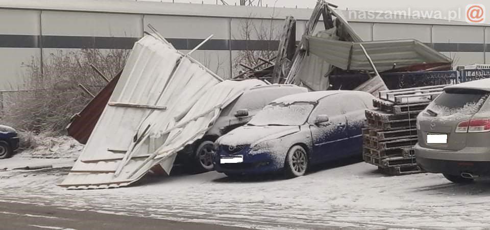 Снігові бурі в Польщі. Порив вітру зірвав частину даху на заводі LG
