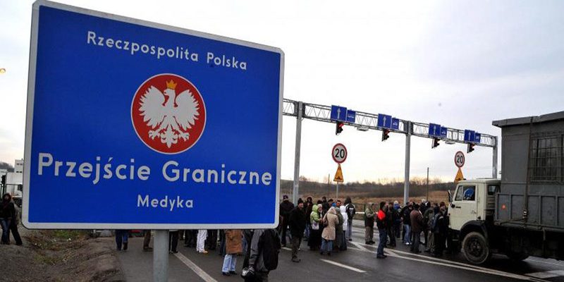Прикордонники за вихідні затримали понад 100 осіб з фальшивими документами
