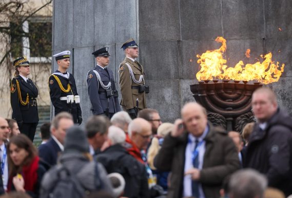 Сирени у Варшаві. У Польщі відзначають 80-річчя повстання у Варшавському  гетто