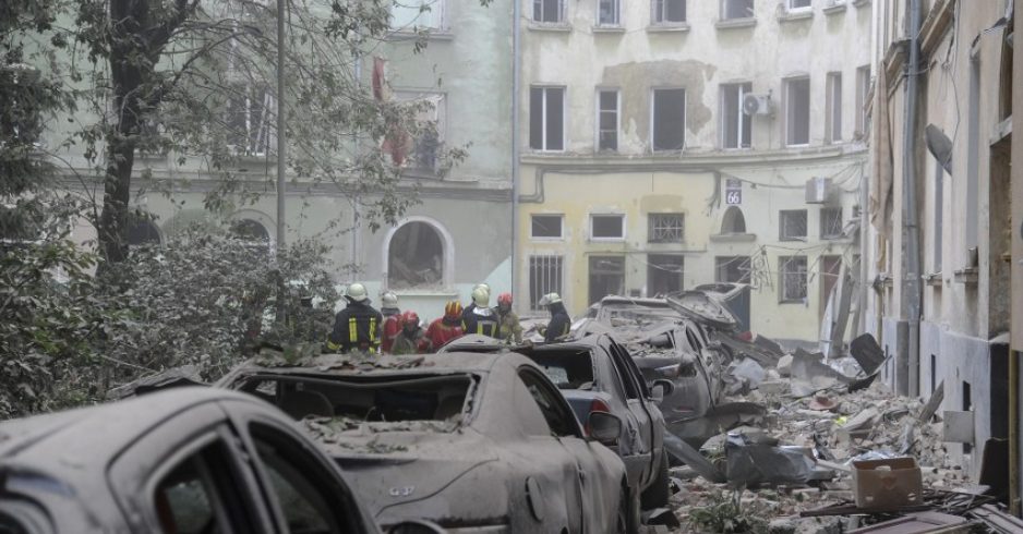 Нічний ракетний обстріл Львова. Росіяни влучили в житловий будинок, є загиблі