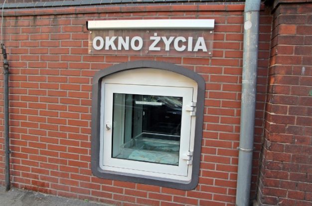 Чотиримісячну дівчинку залишили  у “вікні життя” у Вроцлаві
