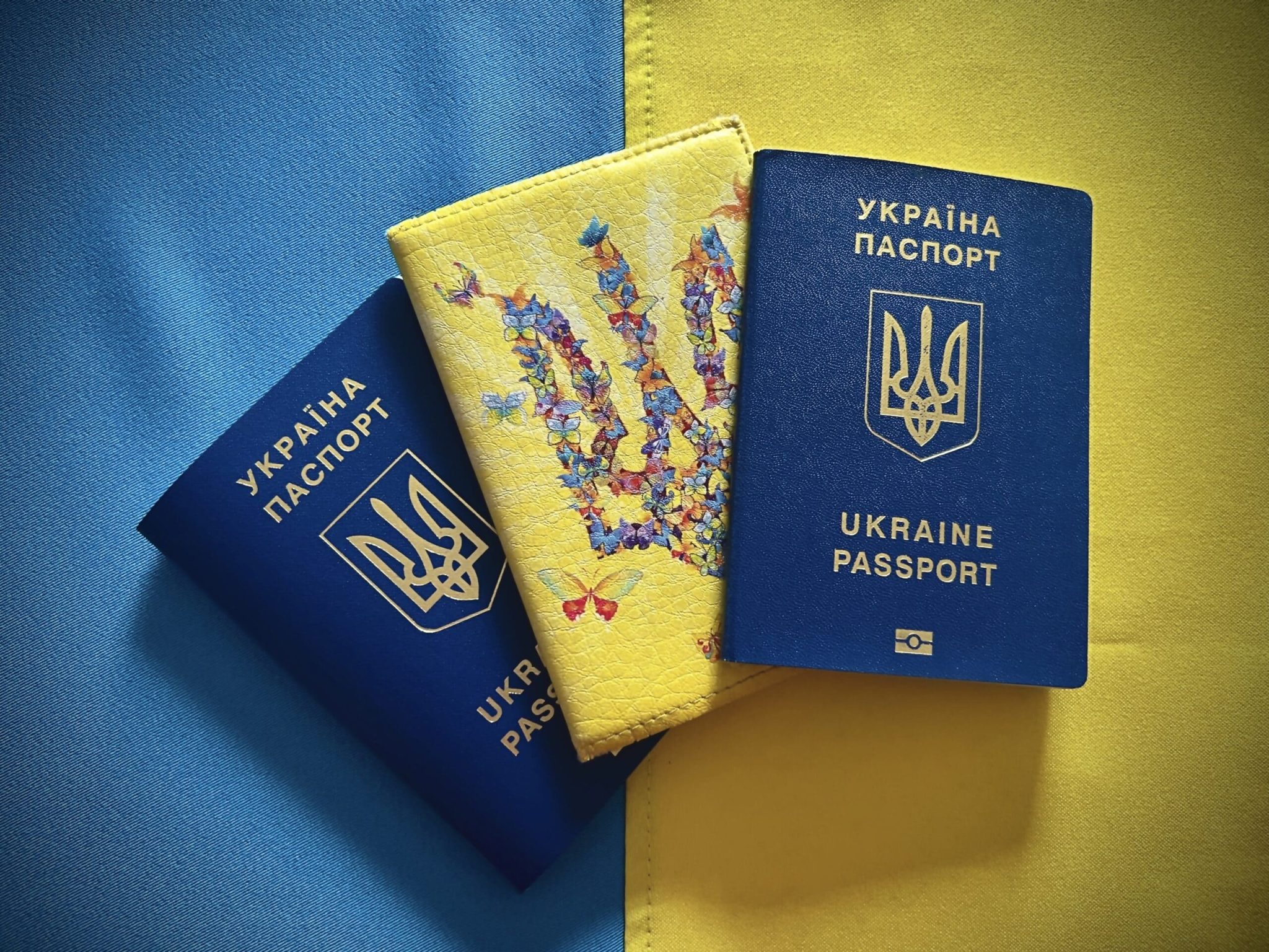 Українцям за кордоном знову почали видавати готові паспорти