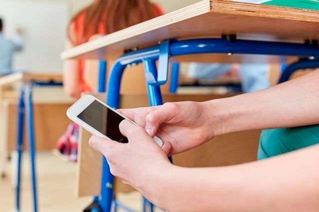 У Польщі пропонують повністю заборонити смартфони у школі