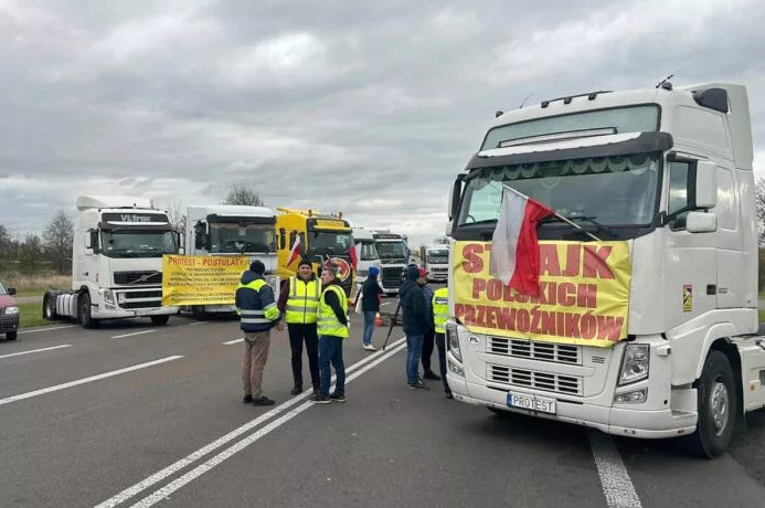 Власники фруктових магазинів Польщі приєднались до блокування кордону з Україною