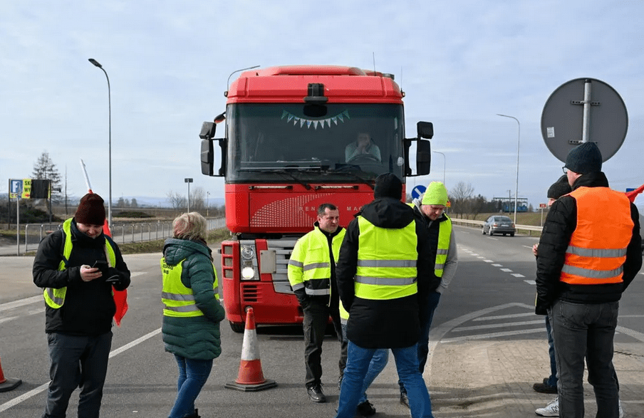 Черга на кордоні з Польщею: Медика 338 годин, Корчова 108 годин, Крощенко 20 годин